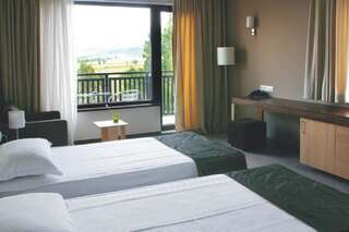 Отель Spa Hotel Belchin Garden Белчин Двухместный номер с 1 кроватью или 2 отдельными кроватями и балконом-2