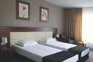 Отель Spa Hotel Belchin Garden Белчин Двухместный номер с 1 кроватью или 2 отдельными кроватями и балконом-3