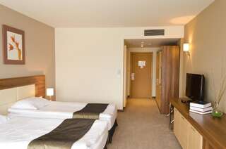 Отель Spa Hotel Belchin Garden Белчин Двухместный номер с 1 кроватью или 2 отдельными кроватями и балконом-8